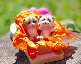 Naald vilt speelgoed Kittens-Friends . Eco wol speelgoed. Verzamelbaar wolspeelgoed.