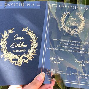 Invitación de boda acrílica, sobre azul marino, monograma dorado, invitación con lámina de plata dorada, invitación de boda, invitación transparente