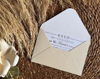 Op de afbeelding: Een witte RSVP-kaart met gouden letters. De tekst luidt "RSVP Reageer door Farrah's bruiloft te bezoeken RSVP via QR-code of sms (918) maandfarrah.minted.us/rsvp"