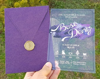 Invitación de boda de acrílico transparente: sobre morado con sello de cera