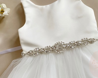 In de VS gemaakte bloemenmeisjesjurk van vier lagen tule met afneembare strass riem, grote maten beschikbaar - Jurk Ariana