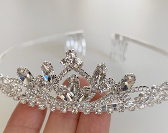 Delicada tiara de niña de las flores con diamantes de imitación: tocado de cristal, peine y velo