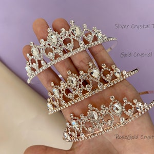 Pode incluir: Tr&ecirc;s tiaras de cristal em prata, ouro e ouro rosa. Cada tiara apresenta um design de coroa com cristais transparentes.