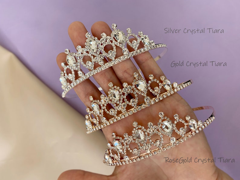 Pode incluir: Tr&ecirc;s tiaras de cristal em prata, ouro e ouro rosa. Cada tiara apresenta um design de coroa com cristais transparentes.