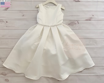 Vestido clásico de satén opaco para niña de las flores, hecho en EE. UU., con adornos de perlas y diamantes de imitación. Vestido Lynda A.