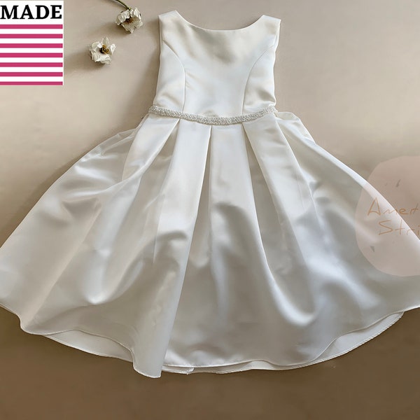 Fabriqué aux États-Unis | Robe de demoiselle d'honneur classique en satin terne avec ceinture en perles faites main | Robe de bénédiction de baptême | Taille 6M - Ado | Robe Lynda