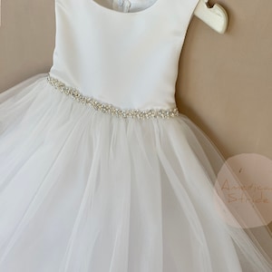 Hergestellt in den USA | Perlen und Strass Satin und 4 Schichten von Tüll Helles Elfenbein, Weiß Blumenmädchen Kleid | Größe 6 M - Teen | Scarlett Kleid