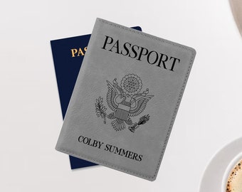 Könnte beinhalten: Ein grauer Reisepass-Etui mit dem Wort "PASSPORT" auf der Vorderseite. Das Etui zeigt das Siegel der Vereinigten Staaten von Amerika und den Namen "COLBY SUMMERS" auf der Vorderseite.