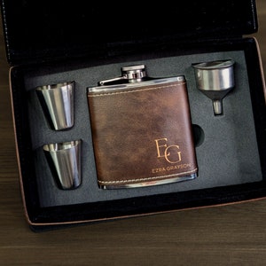Propuesta de padrinos de boda, Regalo para padrinos de boda, Set de regalo de petaca, Petaca personalizada para padrinos de boda, Petaca de cuero personalizada con monograma, Set de petacas grabadas