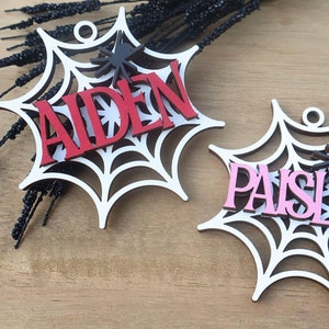 Gruseliger Saison Anhänger, Halloween Spinne Korb Anhänger, Benutzerdefinierter Web Namensanhänger, personalisierte Boo Korb Anhänger, personalisierter Halloween Namensanhänger