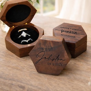 パーソナライズされたウォールナットの結婚指輪ボックス、刻印入り六角形トリプルスロットリングホルダー（彼と彼女用）