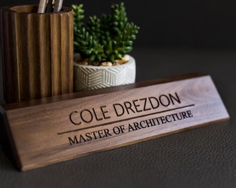 Placa de nombre de escritorio de madera personalizada, cuña de escritorio personalizada, placa de nombre, regalo de oficina, regalos de oficina corporativa, placa de escritorio de oficina, cuña de madera grabada