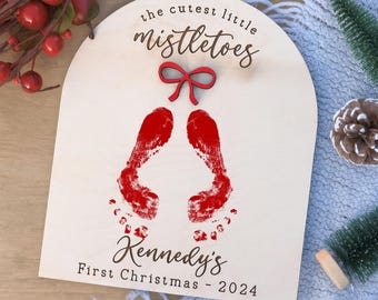 Arte de Natal com pegadas faça você mesmo, primeiro Natal do bebê, artesanato infantil com placa de visco, lembrança infantil personalizada, decoração de Natal personalizada para bebês