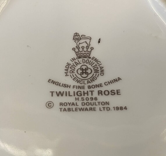 Vintage Royal Doulton Fine Bone China Twilight Rose Trinket Box Made in  England / Vintage Royal Doulton Twilight Rose Fine Bone China 