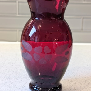 Vintage 1950s Anchor Hockins Royal Ruby Red Flower Vase  / Vintage Red Glass Vase / Mid-Century Decor / Vintage Vase