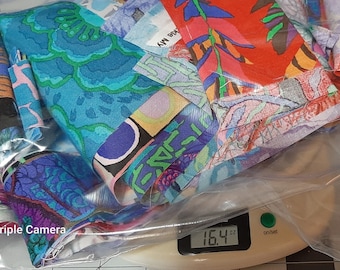 Ein Pfund Stoffstreifenpaket von Kaffe Fassett für Krümel-/Scrappy-Quilting mit einer Größe von weniger als 4 Zoll