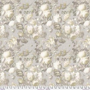 Puede incluir: Una tela con un patrón floral repetido. El diseño presenta flores grandes y estilizadas en tonos crema, verde oliva y gris sobre un fondo gris claro. Las flores están dispuestas en un patrón denso, creando una estética vintage.