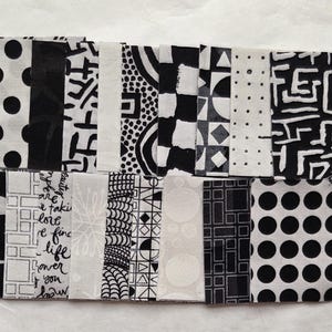 Pode incluir: Uma cole&ccedil;&atilde;o de amostras de tecido em preto e branco com v&aacute;rios padr&otilde;es, incluindo bolinhas, formas geom&eacute;tricas e desenhos abstratos. As amostras s&atilde;o dispostas lado a lado, mostrando uma variedade de texturas e interesse visual. O tema geral &eacute; moderno e gr&aacute;fico.