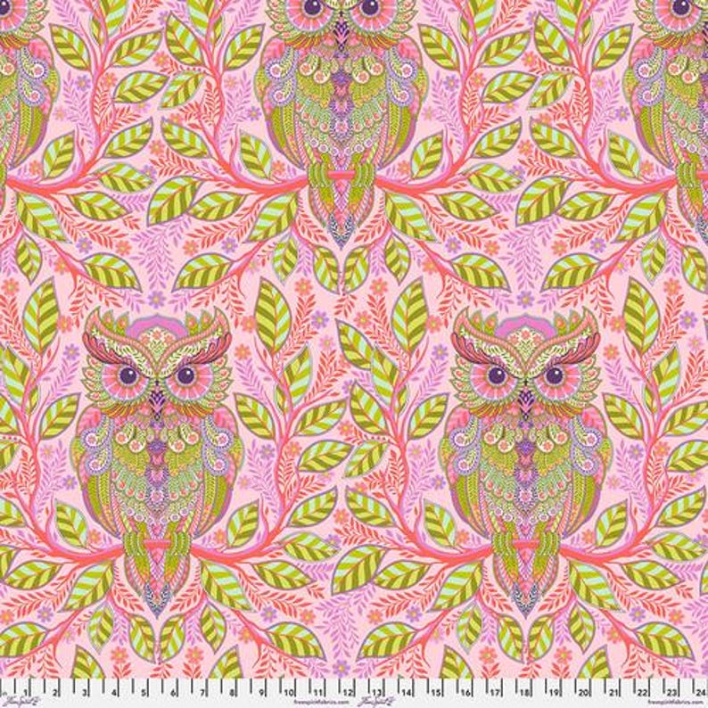 Puede incluir: Patr&oacute;n repetitivo con b&uacute;hos ornamentados con dise&ntilde;os de plumas detallados en tonos rosa, verde y morado. Los b&uacute;hos est&aacute;n posados en ramas con hojas verdes y peque&ntilde;as flores rosas, sobre un fondo rosa claro.