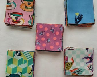 Pacotes de Mini Charms de 2,5 polegadas - 50 quadrados de 2,5 polegadas, Tula Pink, tecido 100% algodão.