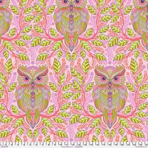 Puede incluir: Patr&oacute;n repetitivo con b&uacute;hos ornamentados con dise&ntilde;os de plumas detallados en tonos rosa, verde y morado. Los b&uacute;hos est&aacute;n posados en ramas con hojas verdes y peque&ntilde;as flores rosas, sobre un fondo rosa claro.