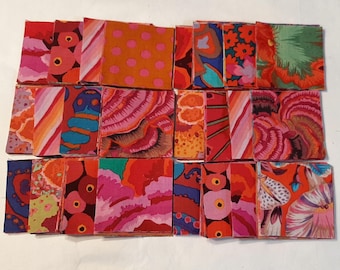 Pacotes de Mini Charms de 2,5 polegadas - 40 quadrados vermelhos de 2,5 polegadas, tecido 100% algodão Kaffe Fassett.