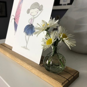 Kartenhalter Eiche mit Blumenvase – 25 cm Holzleiste für Fotos, Prints & Deko