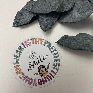 Sticker „Smile“ – bunter Spruchaufkleber, Motivationssticker mit Mädchen, Journaling & Geschenk