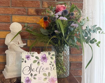 Postkartenkalender 2027 mit 12 Postkarten | Selfcare Monatskalender zum Aufstellen | Floraler Tischkalender | Geschenk für Frauen