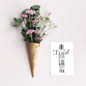 Kaart “Vertrouw op Hem die voor mij gestorven is” – Christelijke ansichtkaart met kruis en handlettering