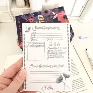 Könnte beinhalten: Eine druckbare Buchrezensionsvorlage mit einem grau-weißen Design. Die Vorlage enthält Abschnitte für Titel, Autor, Genre, Start, Ende, Lieblingszitat, Charaktere, Würze, Handlung, Ende und Gesamtbewertung. Die Vorlage enthält auch einen Abschnitt für Gedanken zum Buch.