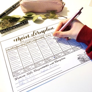 Könnte beinhalten: Ein schwarz-weißer druckbarer Lernplaner mit dem Text "Mein Lernplan" in Kursivschrift. Der Planer hat ein wöchentliches Layout mit Spalten für jeden Tag der Woche. Es gibt Kontrollkästchen für "Smily des Tages" und Platz zum Eintragen von Terminen, Tests und Hausaufgaben.