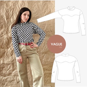 Puede incluir: Una camisa de manga larga a cuadros en blanco y negro con cuello alto. La camisa la lleva puesta una persona con el pelo castaño y un cinturón rojo. La imagen también incluye un dibujo de línea de la camisa con el texto "VAGUE 016".