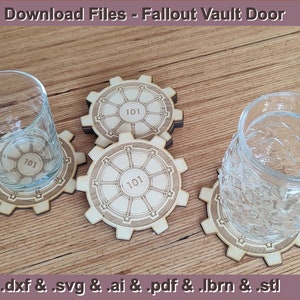 Könnte beinhalten: Holzuntersetzer mit Zahnraddesign und der Nummer "101" in der Mitte, mit zwei klaren Gläsern. Der Text "Download Files - Fallout Vault Door" steht oben, und Dateierweiterungen stehen unten.