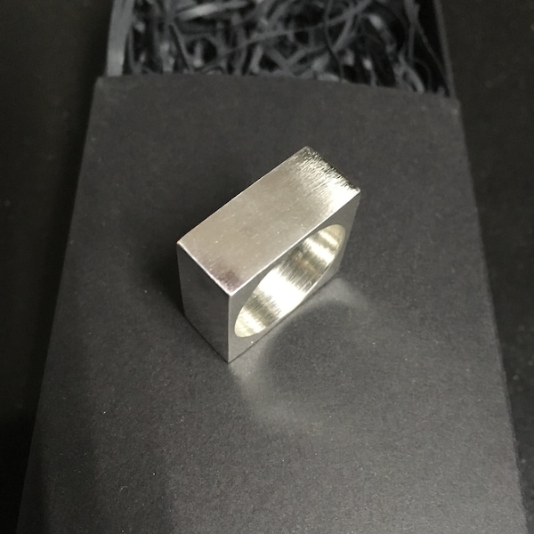 Ring "Klotz" aus massivem Silber. Eckig, geometrisches Design.