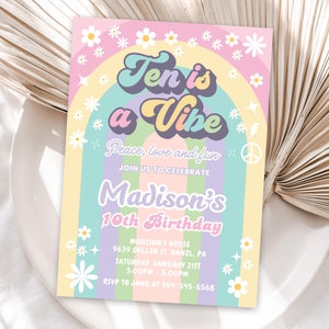 Bearbeitbare Groovy Geburtstagseinladung zum 10. Geburtstag, Retro Gänseblümchen Regenbogen Hippie-Thema, Ten ist eine Vibe Party-Einladungsvorlage für Mädchen, Download, GR8