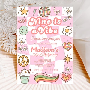 Faire-part d'anniversaire groovy modifiable pour son 9e anniversaire, thème smiley damier et marguerite arc-en-ciel, modèle de fête pour tous les âges, invitation neuf, ambiance, B03