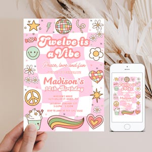 Bewerkbare groovy 12e verjaardagsuitnodiging, geruite smiley en madeliefje regenboogthema, sjabloon voor elke leeftijdsfeestje, Twaalf is een sfeer Invite B03