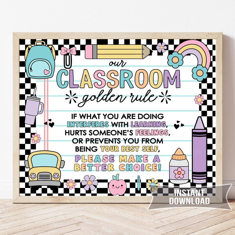 K&ouml;nnte beinhalten: Ein gerahmtes Klassenzimmerschild mit einem schwarz-wei&szlig;en Schachbrettmuster-Rand. Das Schild zeigt farbenfrohe Illustrationen von Schulmaterialien und den Text "Our Classroom Golden Rule" mit Verhaltensrichtlinien. Die Worte "Instant Download" stehen unten.