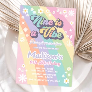 Invito Groovy per il 9° compleanno, invito modificabile Nine Is a Vibe, festa di compleanno retrò, modello Canva per il 9° compleanno, scaricabile stampabile, GR7