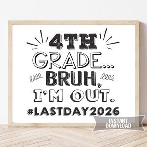 Può includere: Una stampa incorniciata con la scritta "4th Grade Bruh, I'm Out." in nero, con un carattere giocoso. È inclusa anche la frase "#LASTDAY2026". La stampa è in una cornice di legno chiaro ed è progettata per il download immediato.