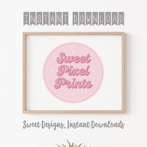 K&ouml;nnte beinhalten: Ein gerahmter Druck mit einem hellen Holzrahmen. Der Druck zeigt einen rosa Kreis mit den Worten "Sweet Pixel Prints" in einer Retro-Schriftart. &Uuml;ber dem Rahmen steht der Text "INSTANT DOWNLOAD" und unter dem Rahmen der Text "Sweet Designs, Instant Downloads."