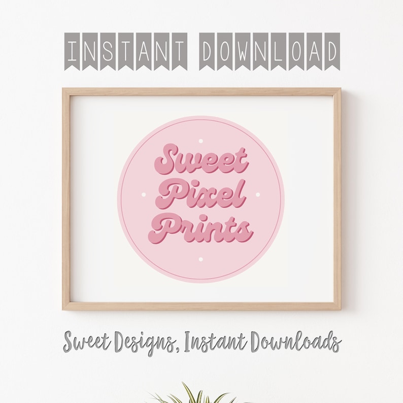 K&ouml;nnte beinhalten: Ein gerahmter Druck mit einem hellen Holzrahmen. Der Druck zeigt einen rosa Kreis mit den Worten "Sweet Pixel Prints" in einer Retro-Schriftart. &Uuml;ber dem Rahmen steht der Text "INSTANT DOWNLOAD" und unter dem Rahmen der Text "Sweet Designs, Instant Downloads."