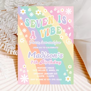 Invito Groovy per il settimo compleanno, invito retrò modificabile, festa Seven is a Vibe, compleanno di una ragazza, modello Canva, download immediato stampabile, GR2