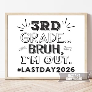 Può includere: Una stampa incorniciata con la scritta "3RD GRADE... BRUH, I'M OUT." in nero, con un carattere giocoso. È incluso anche l'hashtag #LASTDAY2026. La stampa è su sfondo bianco con cornice in legno.