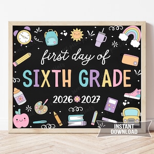 以下が含まれることがあります： ライトウッドフレームに入った黒板風のサインボード。first day of SIXTH GRADE 2026 2027という文字が書かれています。時計、バックパック、太陽、虹、鉛筆、リンゴ、スクールバス、その他の学用品のカラフルなイラストが描かれています。