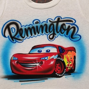 T-shirt « McQueen » aérographe / Personnalisé / Joyeux anniversaire / Ajoutez votre nom /