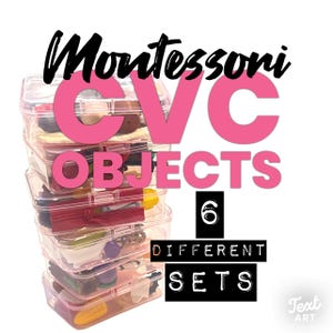 Puede incluir: Seis contenedores de plástico transparente apilados uno encima del otro, cada uno lleno de diferentes objetos. Los contenedores están etiquetados como "Montessori CVC Objects" y "6 Different Sets".