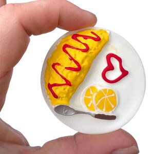 OMELET Miniatura de plato de huevo, OMELETTE en miniatura, objetos de lenguaje Montessori y cajas del alfabeto, educación en el hogar, jardín de infantes, escala 1/5, accesorio de elfo