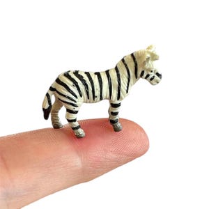 CEBRA en miniatura, figura de cebra diminuta, animal de safari africano, letra Z, objetos de alfabeto y lenguaje Montessori, educación en el hogar, jardín de infantes